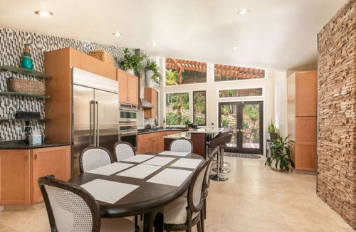 Los Angeles Apartment | Skyhill Oasis with Hot Tub – Walk to Universal