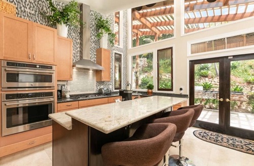 Los Angeles Apartment | Skyhill Oasis with Hot Tub – Walk to Universal