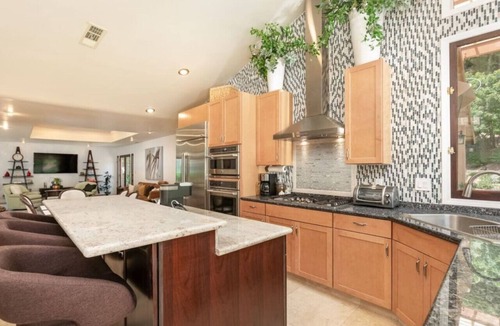 Los Angeles Apartment | Skyhill Oasis with Hot Tub – Walk to Universal
