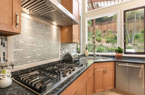Los Angeles Apartment | Skyhill Oasis with Hot Tub – Walk to Universal
