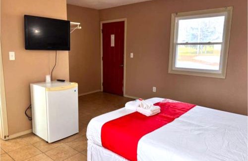 Bedford Hotel | Skylark Motel by OYO