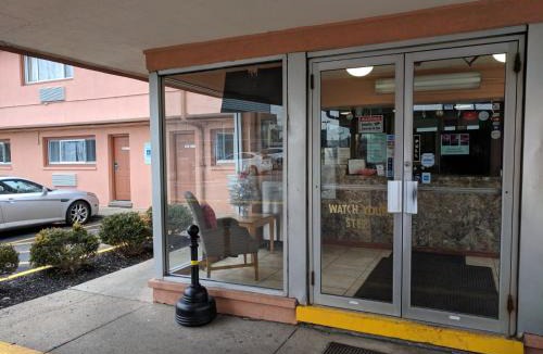 Garfield Ridge Hotel | Skylark Motel