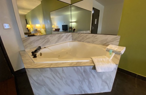 Willoughby Hotel | SkyLight Inn Cleveland - Willoughby