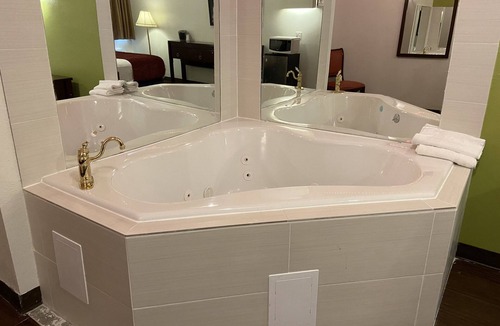 Willoughby Hotel | SkyLight Inn Cleveland - Willoughby