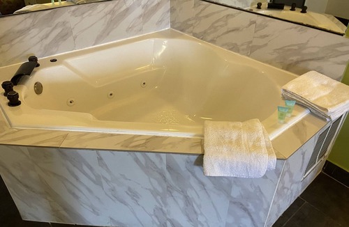 Willoughby Hotel | SkyLight Inn Cleveland - Willoughby