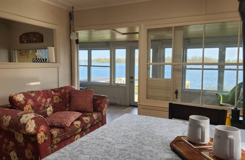 South Glengarry Cottage | Skylight Waterfront cottage with exquisite view/boat dock, close Montreal/Ottawa