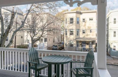 Parkside Apartment | Skyline 138 Charming West End Mansard Penthouse