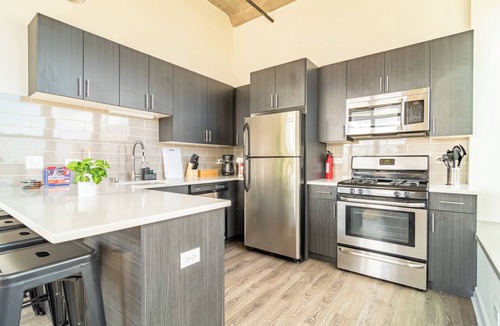 Near South Side Hotel | Skyline 2BR in South Loop Chicago Near McCormick Place & Soldier Field