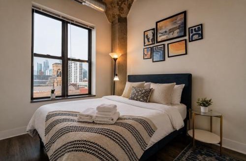 Near South Side Apartment | Skyline 2BR in South Loop with Optional Parking & Gym Access Near Museum Campus and McCormick Place