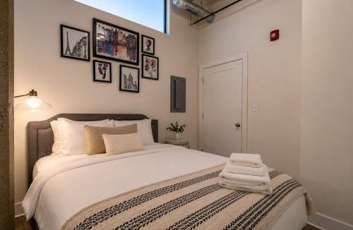 Near South Side Apartment | Skyline 2BR in South Loop with Optional Parking & Gym Access Near Museum Campus and McCormick Place