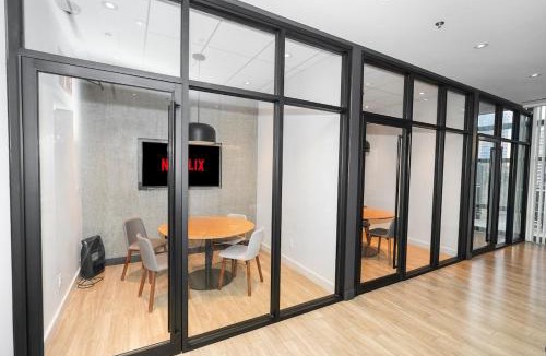 The Loop Apartment | Skyline 2BR on 20th Floor near Grant Park with Paid Parking