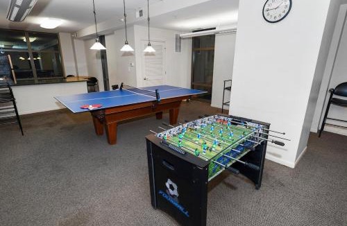 The Loop Apartment | Skyline 2BR on 20th Floor near Grant Park with Paid Parking