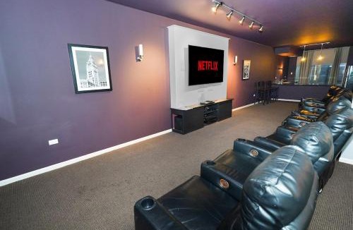 The Loop Apartment | Skyline 2BR on 20th Floor near Grant Park with Paid Parking