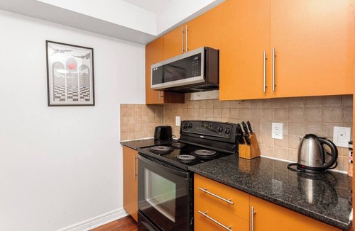 Downtown Mississauga Apartment | Skyline 3BR Condo | Steps to SQ 1 + Free Parking