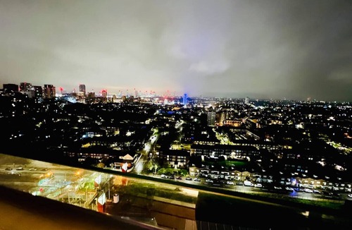 Docklands Apartment | Skyline and river views by Excel