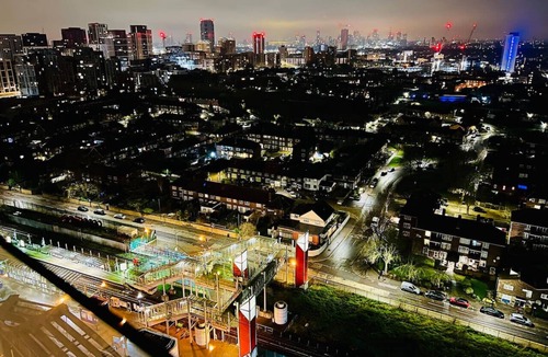 Docklands Apartment | Skyline and river views by Excel