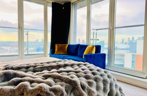 Docklands Apartment | Skyline and river views by Excel