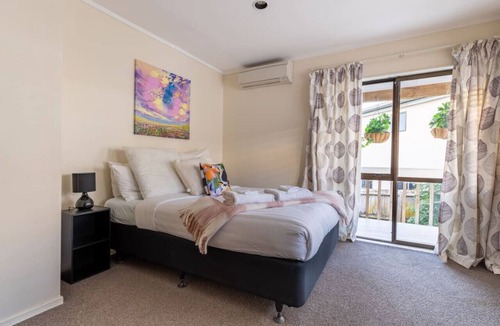 West Harbour House | Skyline Elegance House with Spa, Seaview and Deck