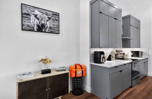 West Dallas House | Skyline Haven – 4BR Rooftop City-Escape