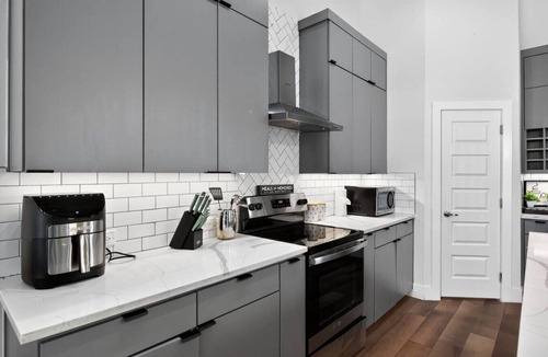West Dallas House | Skyline Haven – 4BR Rooftop City-Escape