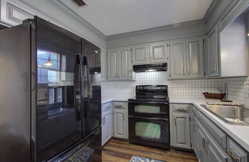 Texarkana House | Skyline - King Bed - Garage