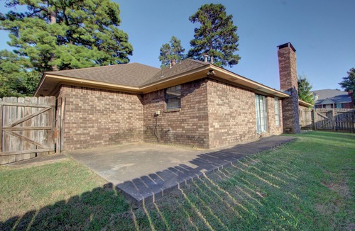 Texarkana House | Skyline - King Bed - Garage