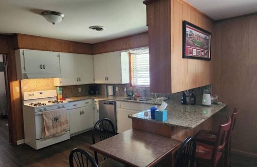 Russellville Cabin | Skyline Lodge nLake Dardanelle nArkansas River Valley
