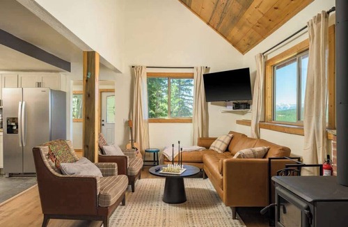 Saint Mary's House | Skyline Lodge with Private Sauna & Hot Tub