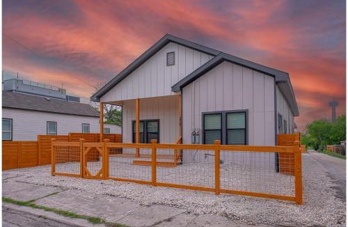 Near East Side Apartment | Skyline Retreat 3BR-3BA w Stunning Views Near DT