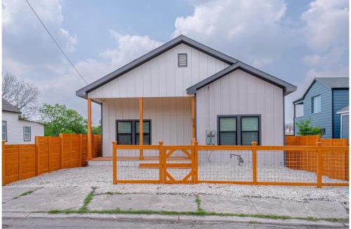 Near East Side Apartment | Skyline Retreat 3BR-3BA w Stunning Views Near DT