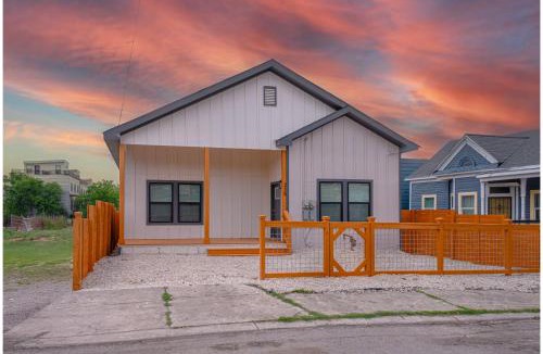 Near East Side Apartment | Skyline Retreat 3BR-3BA w Stunning Views Near DT