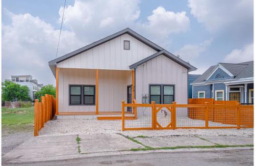 Near East Side Apartment | Skyline Retreat 3BR-3BA w Stunning Views Near DT