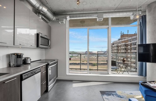 East Village Apartment | Skyline Retreat| Downtown| Saddledome