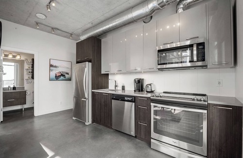 East Village Apartment | Skyline Retreat| Downtown| Saddledome