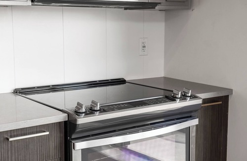 East Village Apartment | Skyline Retreat| Downtown| Saddledome