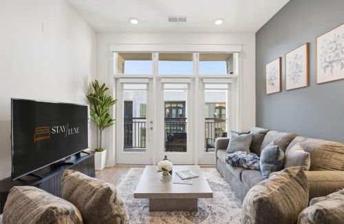 Second Ward Apartment | Skyline Retreat - Free Parking, Pool, Balcony