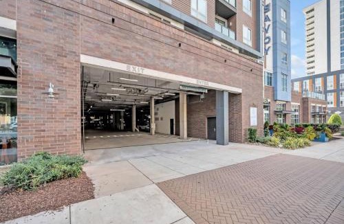 Second Ward Apartment | Skyline Retreat - Free Parking, Pool, Balcony