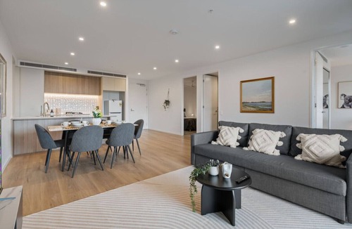 East Brisbane Apartment | Skyline & Rooftop Pool | 2BR Modern Stay Near CBD