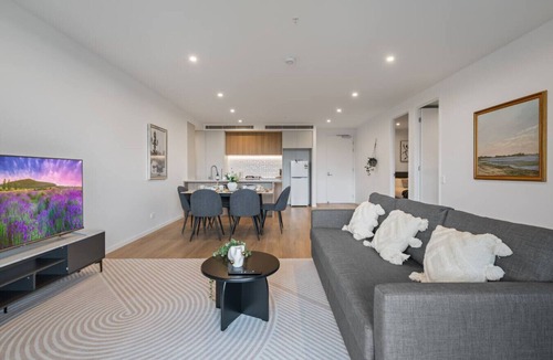 East Brisbane Apartment | Skyline & Rooftop Pool | 2BR Modern Stay Near CBD
