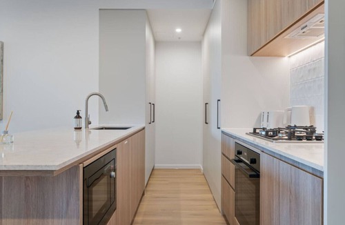 East Brisbane Apartment | Skyline & Rooftop Pool | 2BR Modern Stay Near CBD