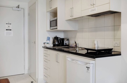 Takapuna Apartment | Skyline Studio with Parking, Pool, and Sea Views