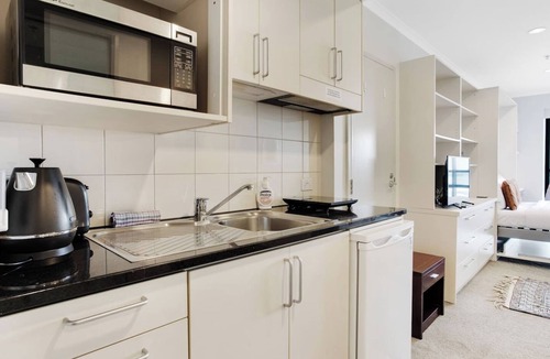 Takapuna Apartment | Skyline Studio with Parking, Pool, and Sea Views