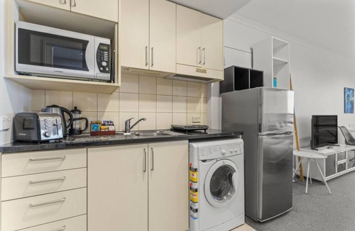 Takapuna Apartment | Skyline Sojourn Studio with Parking and Sea Views