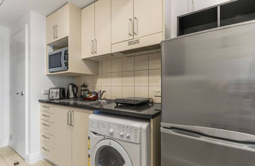 Takapuna Apartment | Skyline Sojourn Studio with Parking and Sea Views