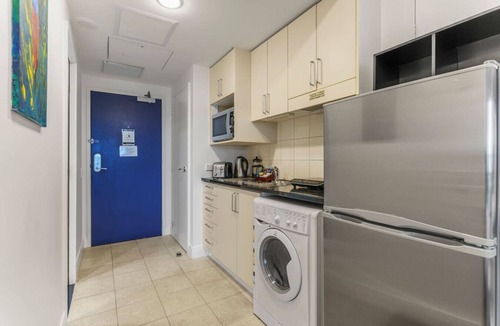 Takapuna Apartment | Skyline Sojourn Studio with Parking and Sea Views