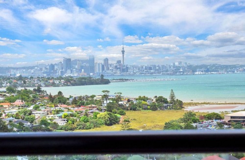 Takapuna Apartment | Skyline Sojourn Studio with Parking and Sea Views