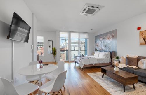 Olde Kensington Apartment | Skyline Studio - Modern Comfort Pool Access