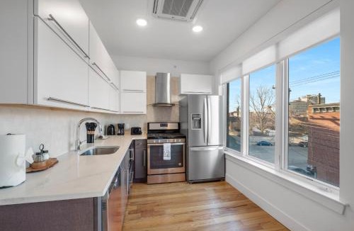 Olde Kensington Apartment | Skyline Studio - Modern Comfort Pool Access