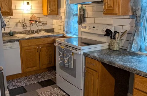 Merriam Park Apartment | Skyline Suite for 4+ with Private Balcony & Shared Fenced Yard