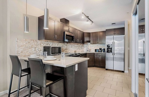 Victoria Park Apartment | Skyline Suite Panoramic 1BR Downtown with Parking